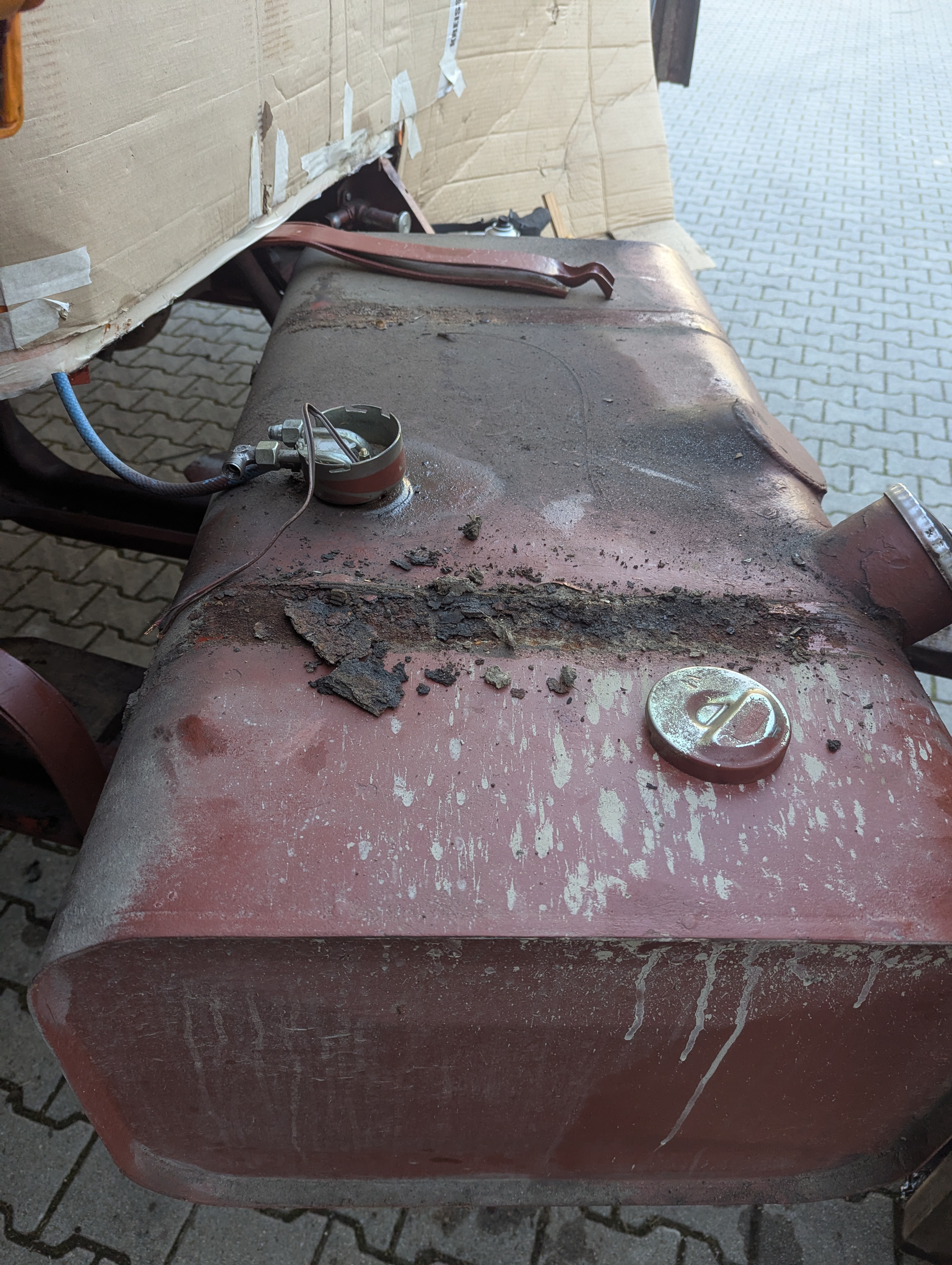 Der alte Haupttank war vermutlich selbst umgebaut - ziemlich schlampig übrigens - und hatte etliche Roststellen unter den Tankbändern. Da ein neuer Tank vergleichsweise günstig zu bekommen war habe ich mich entschieden auch diesen Tank zu tauschen. Die Herausforderung war der Tankstutzen: Wegen der Doppelkabine musste ich ihn nach hinten versetzen! Auf den Bildern sieht man wie ich ihne herausgeschnitten habe und an der neuen Position wieder eingeschweisst habe.